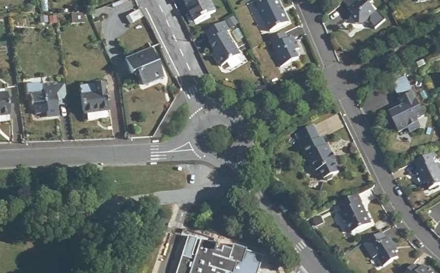 Vue aérienne du Rond-point anonyme n°226044675