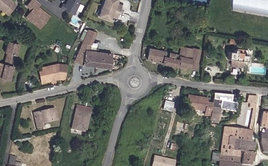 Vue aérienne du Rond-point anonyme n°226126171