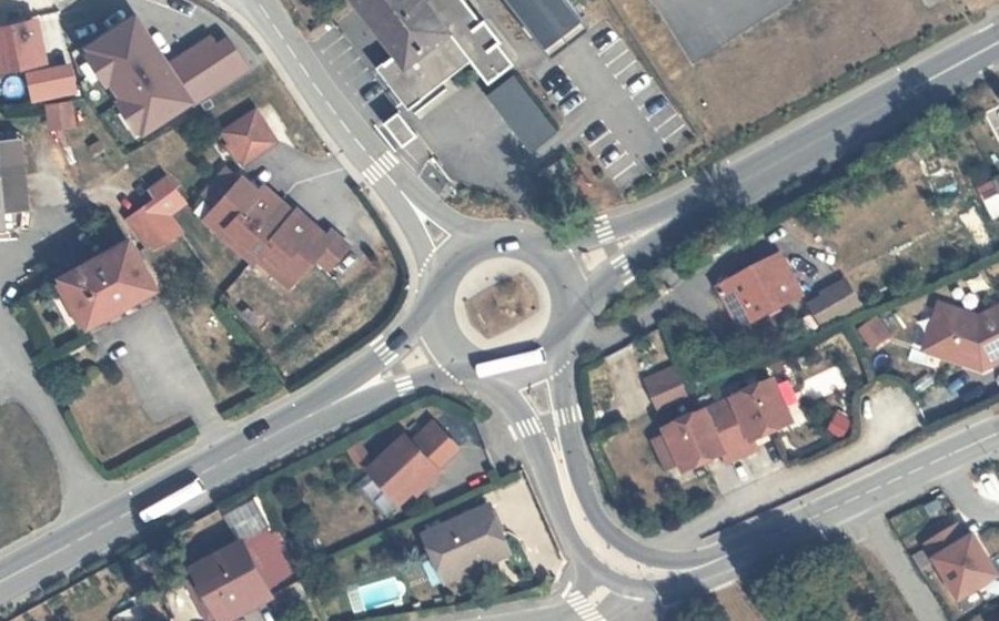 Vue aérienne du Rond-point anonyme n°226238152