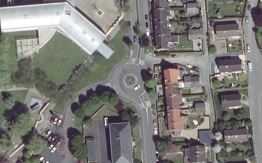 Vue aérienne du Rond-point anonyme n°226265166