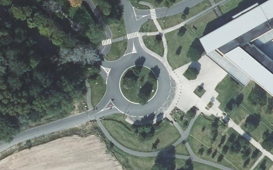 Vue aérienne du Rond-point anonyme n°226338940