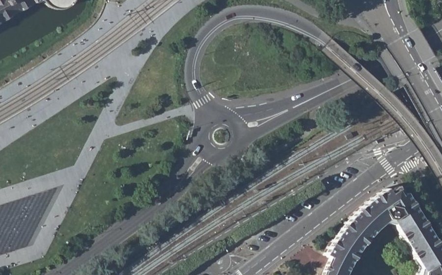 Vue aérienne du Rond-point anonyme n°226398096