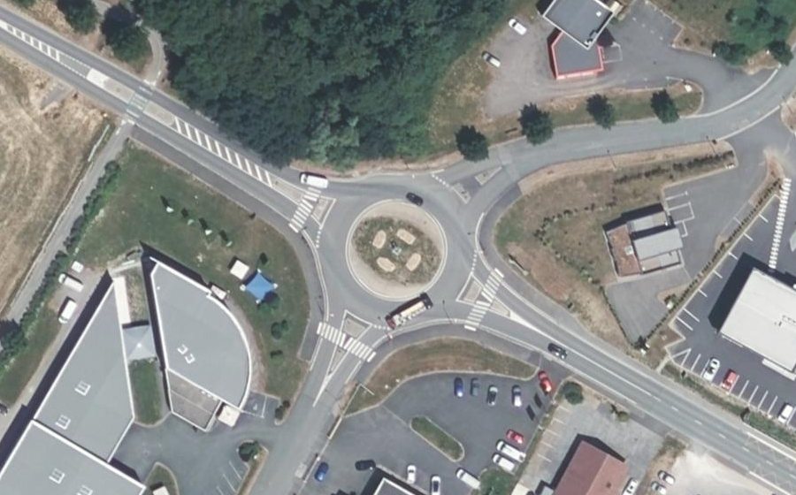 Vue aérienne du Rond-point anonyme n°226399610