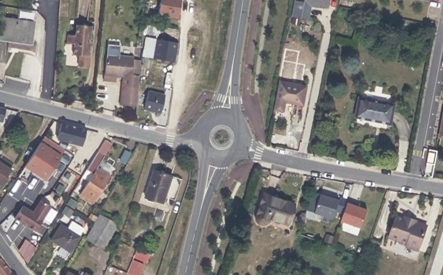 Vue aérienne du Rond-point anonyme n°226443085