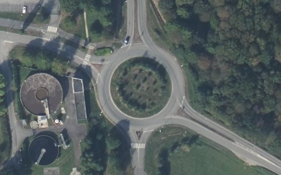 Vue aérienne du Rond-point anonyme n°22646760