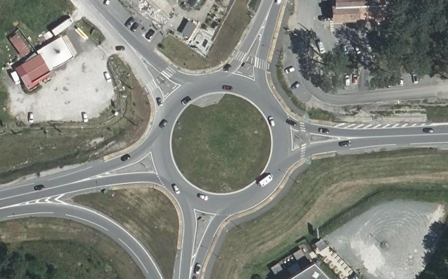 Vue aérienne du Rond-point anonyme n°226524945