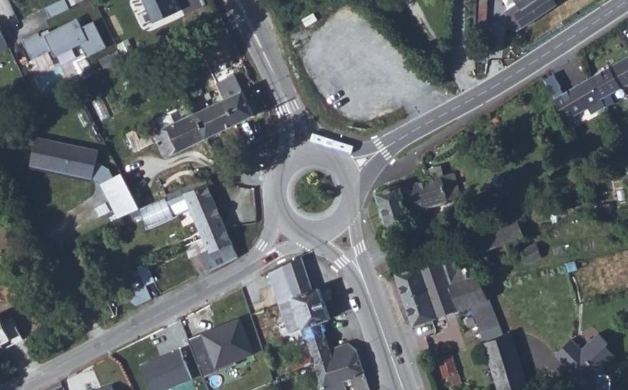 Vue aérienne du Rond-point anonyme n°226527159