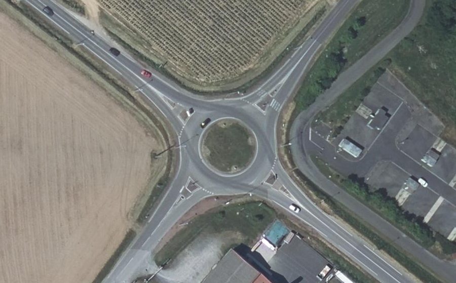 Vue aérienne du Rond-point anonyme n°226527160