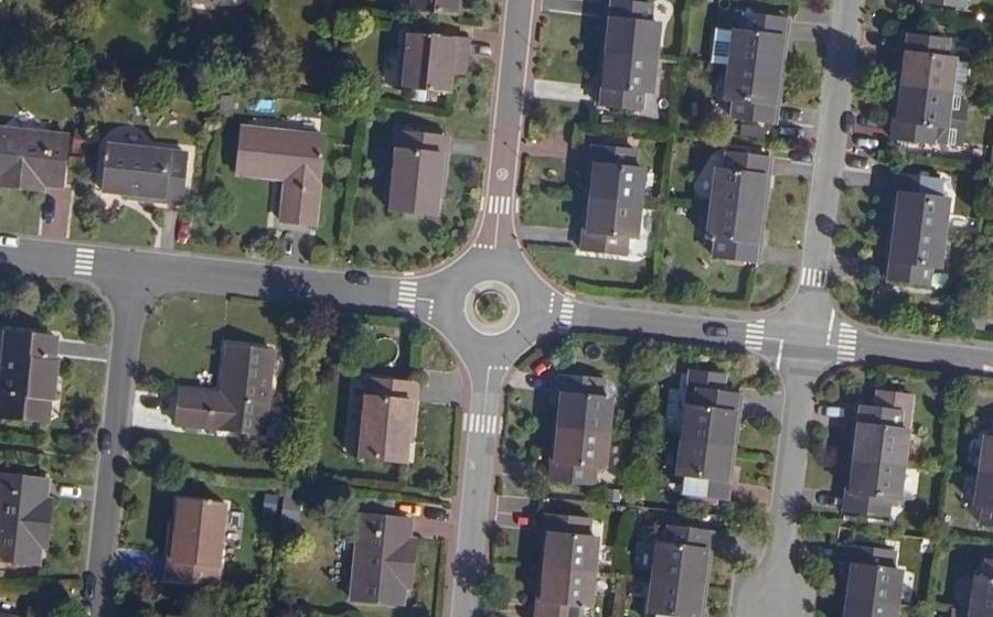 Vue aérienne du Rond-point anonyme n°226585629