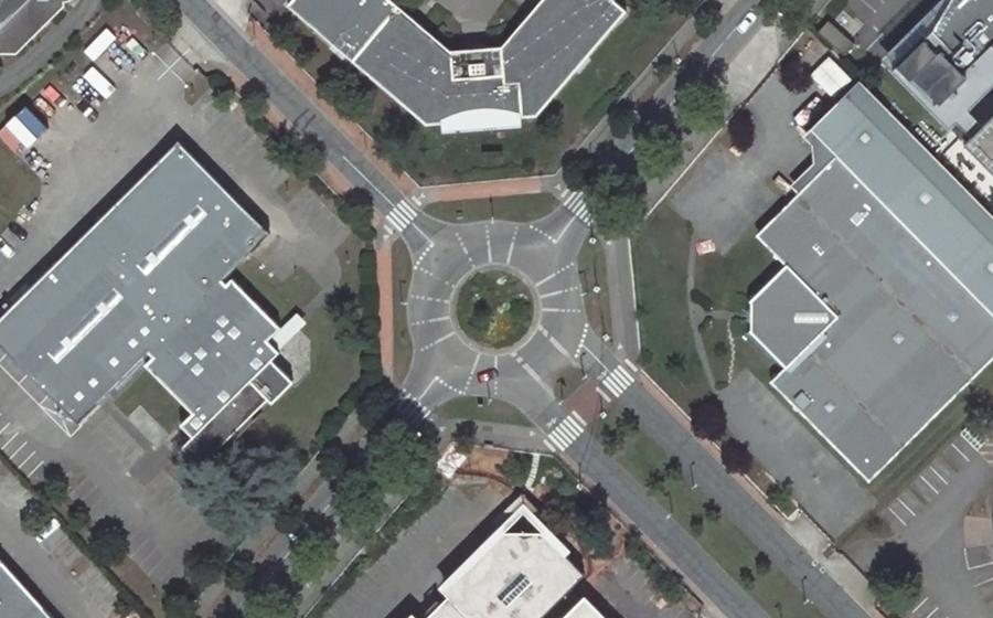 Vue aérienne du Rond-point anonyme n°22663803