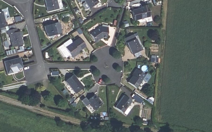 Vue aérienne du Rond-point anonyme n°226639837