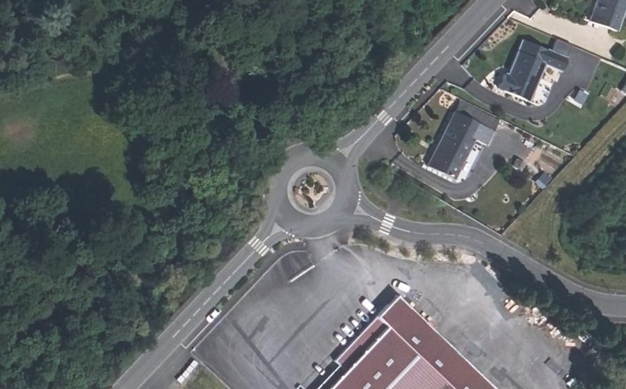 Vue aérienne du Rond-point anonyme n°226639848