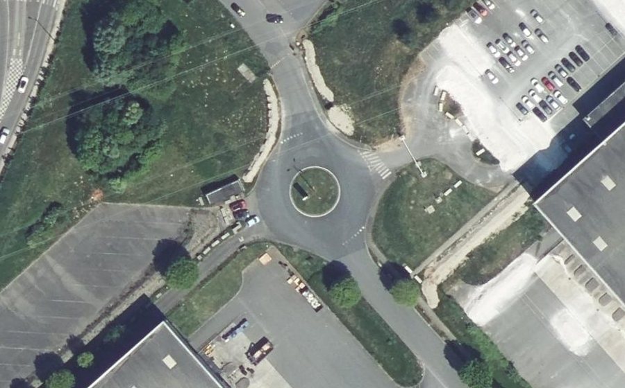 Vue aérienne du Rond-point anonyme n°226676477