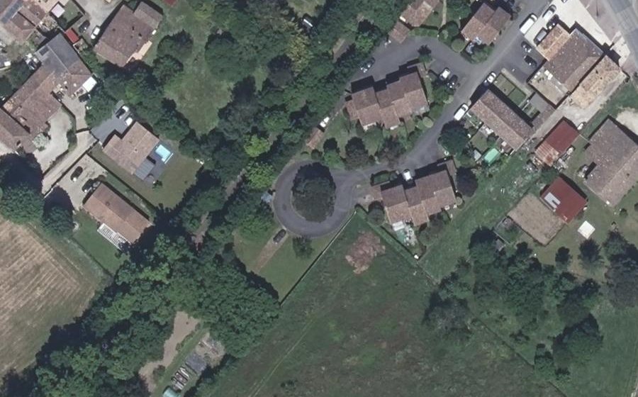 Vue aérienne du Rond-point anonyme n°226681565
