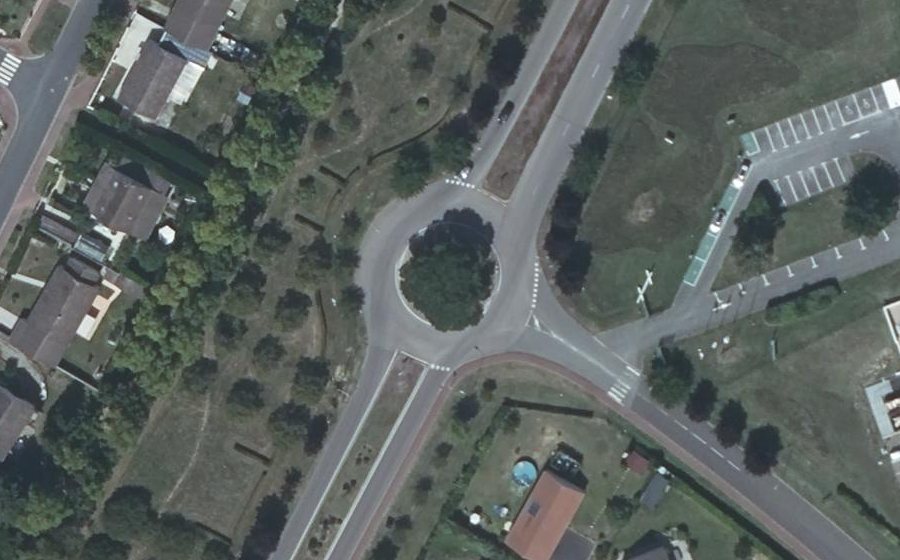 Vue aérienne du Rond-point anonyme n°226682139
