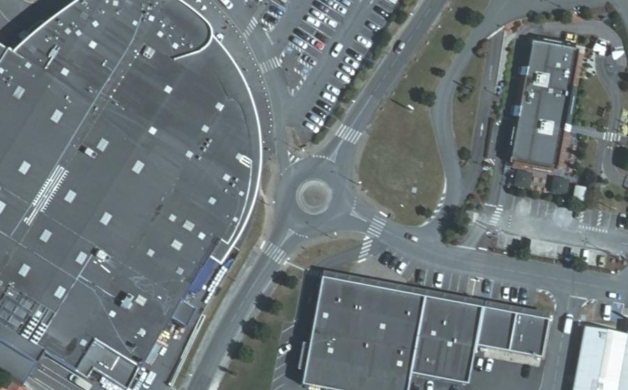 Vue aérienne du Rond-point anonyme n°226706314