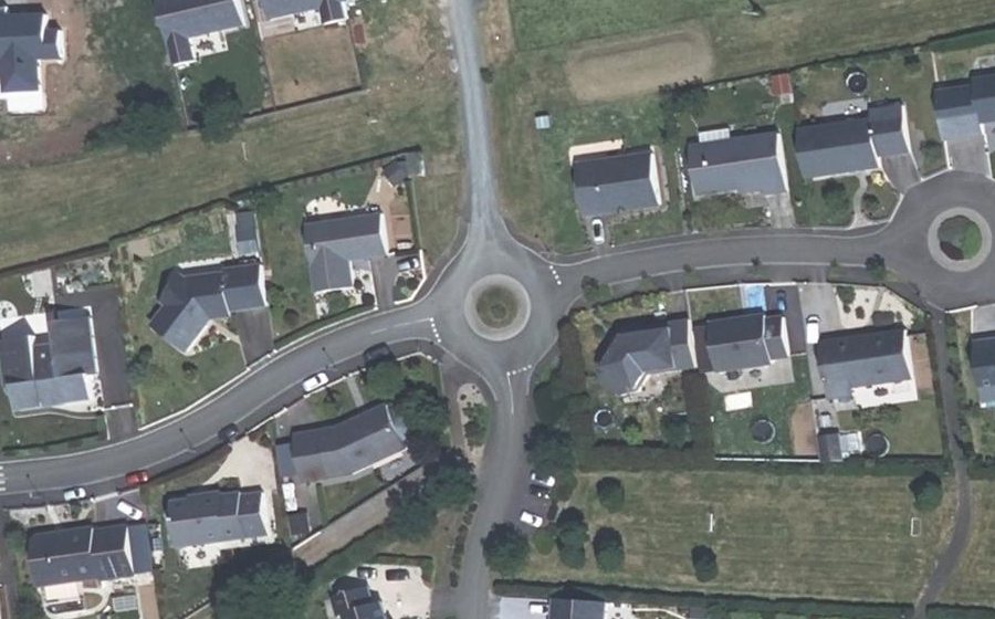 Vue aérienne du Rond-point anonyme n°226740934
