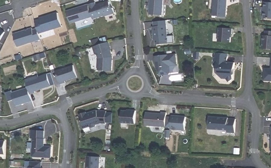 Vue aérienne du Rond-point anonyme n°226740937