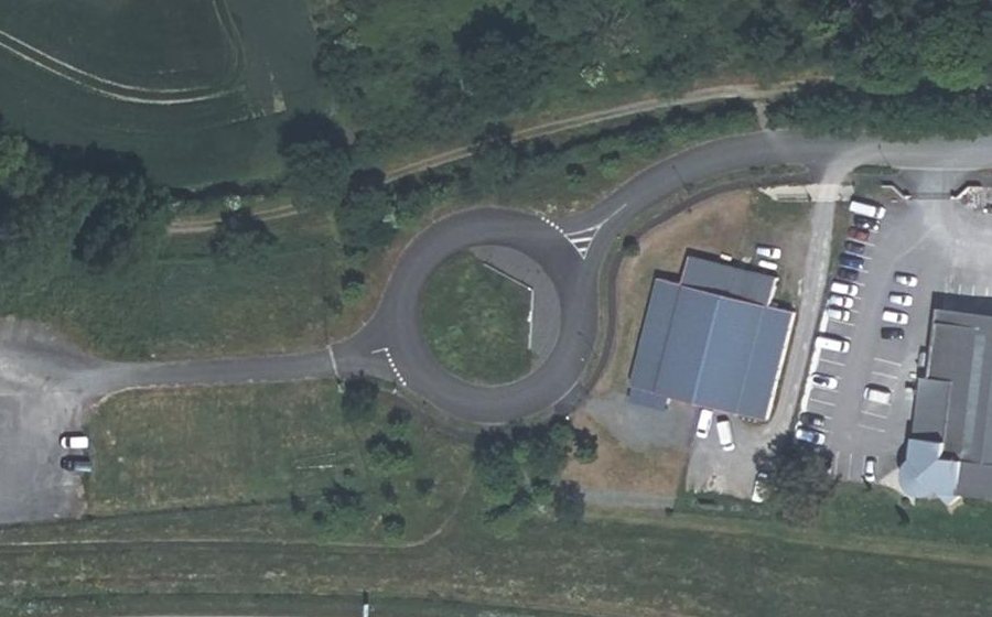 Vue aérienne du Rond-point anonyme n°226740939