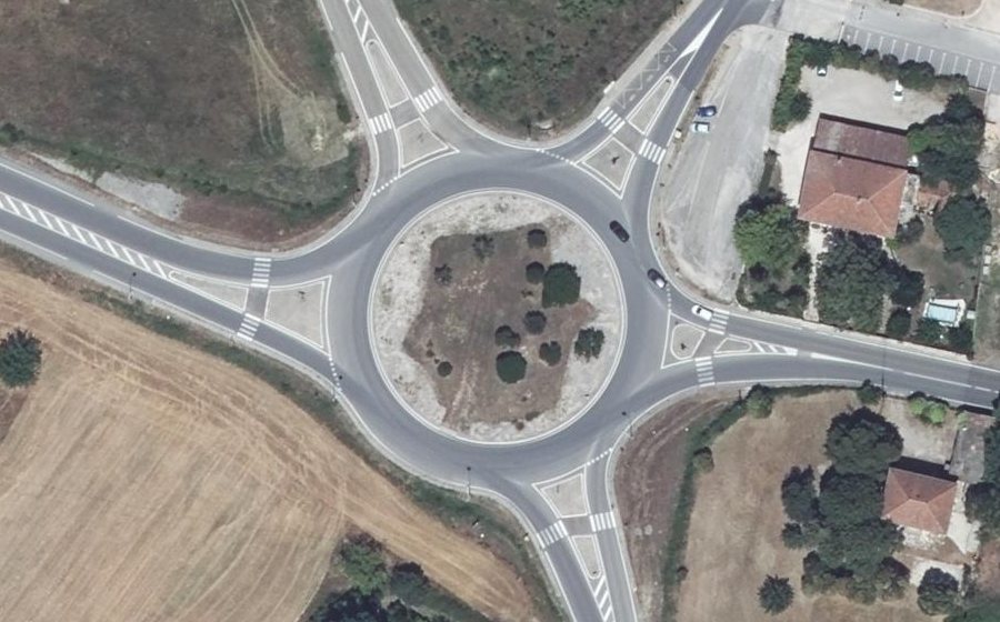 Vue aérienne du Rond-point anonyme n°226744664