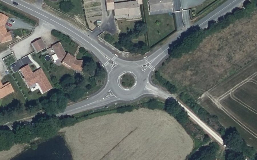 Vue aérienne du Rond-point anonyme n°226753571
