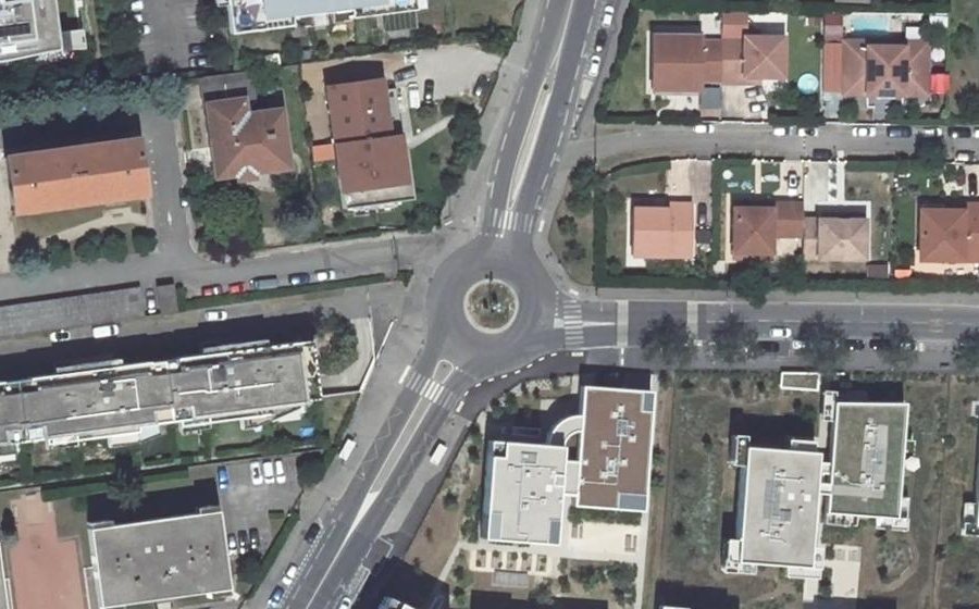 Vue aérienne du Rond-point anonyme n°22675515