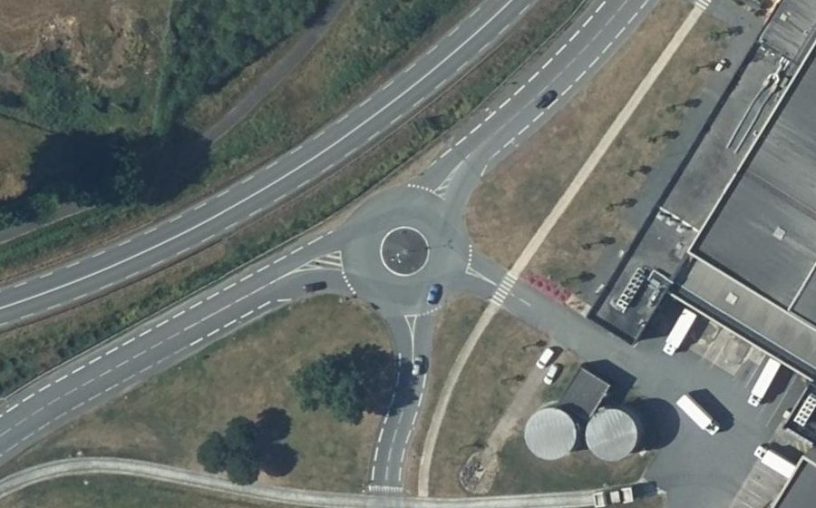 Vue aérienne du Rond-point anonyme n°226857763