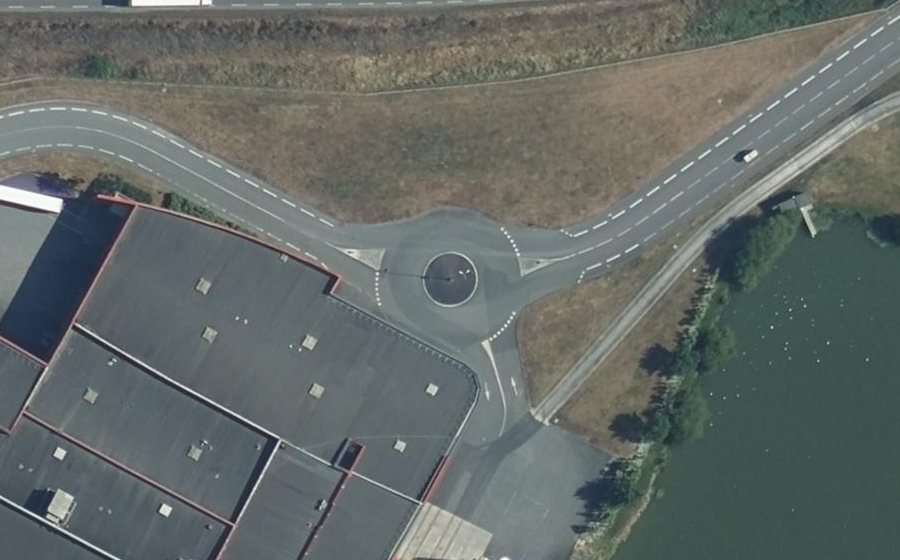 Vue aérienne du Rond-point anonyme n°226857764