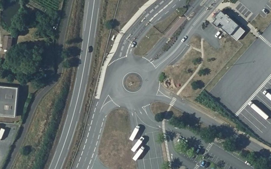 Vue aérienne du Rond-point anonyme n°226857766