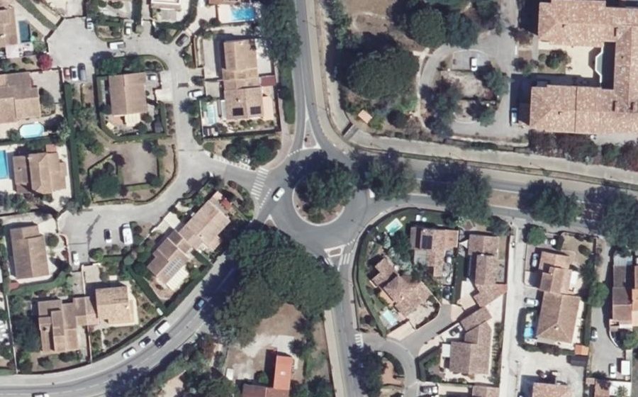 Vue aérienne du Rond-point anonyme n°226868741