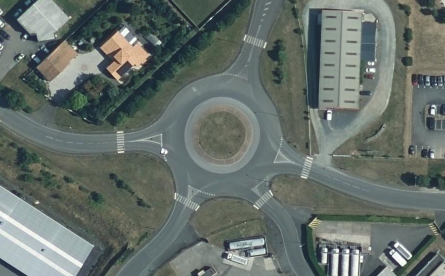 Vue aérienne du Rond-point anonyme n°226892382