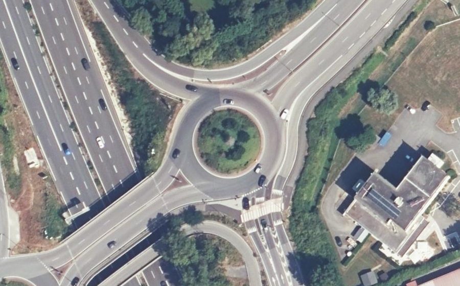 Vue aérienne du Rond-point anonyme n°22690938