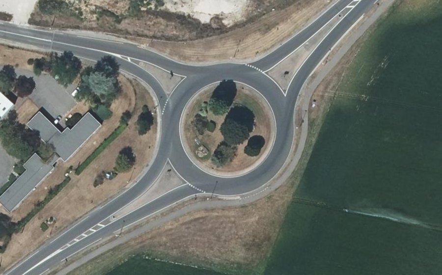 Vue aérienne du Rond-point anonyme n°22694645