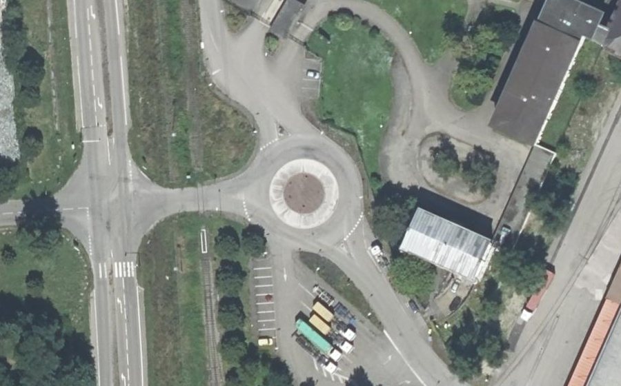 Vue aérienne du Rond-point anonyme n°22698161