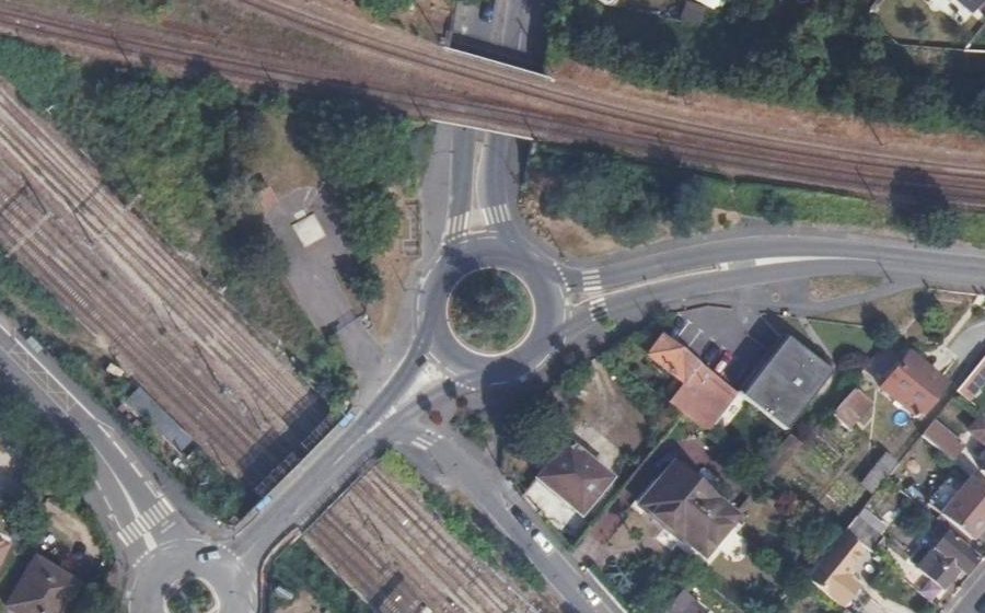 Vue aérienne du Rond-point anonyme n°22699861