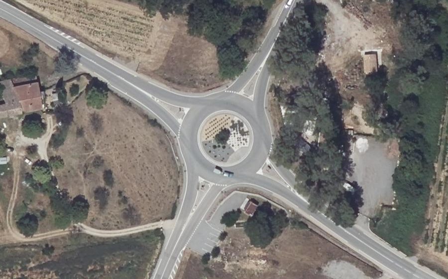 Vue aérienne du Rond-point anonyme n°227037584