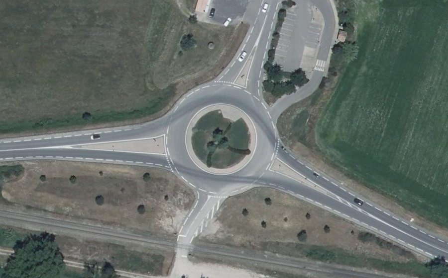 Vue aérienne du Rond-point anonyme n°227138351
