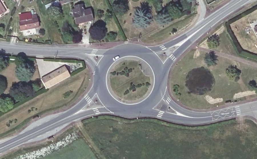 Vue aérienne du Rond-point anonyme n°22716625