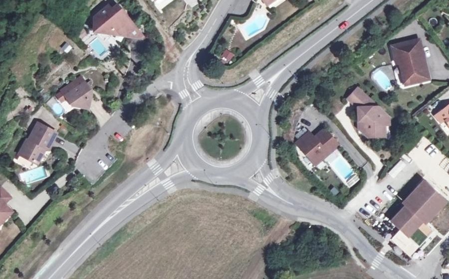 Vue aérienne du Rond-point anonyme n°227359645