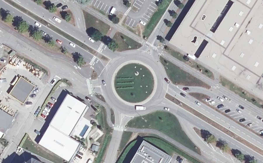 Vue aérienne du Rond-point anonyme n°227359657