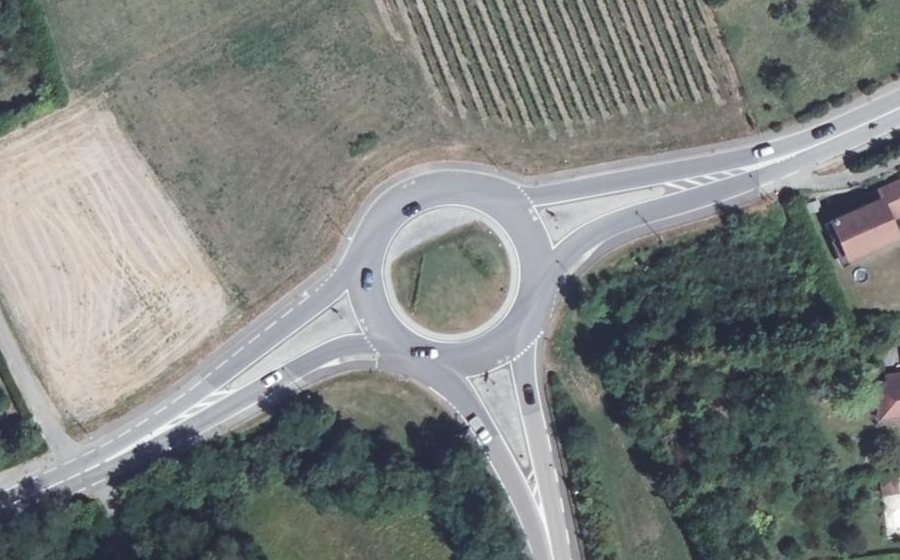 Vue aérienne du Rond-point anonyme n°227363192