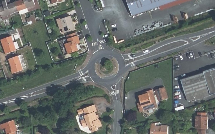 Vue aérienne du Rond-point anonyme n°22736659