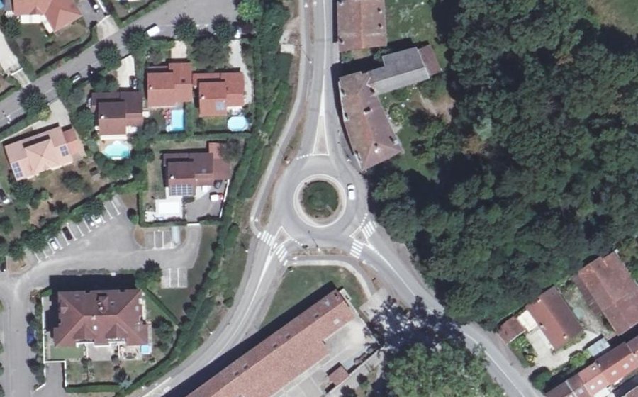 Vue aérienne du Rond-point anonyme n°227368220