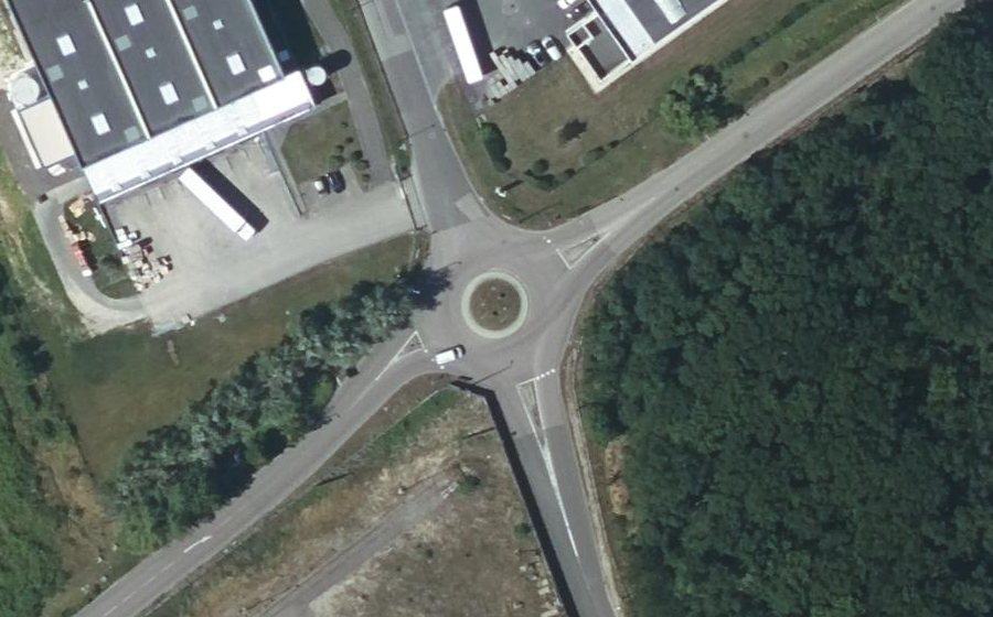 Vue aérienne du Rond-point anonyme n°227396052