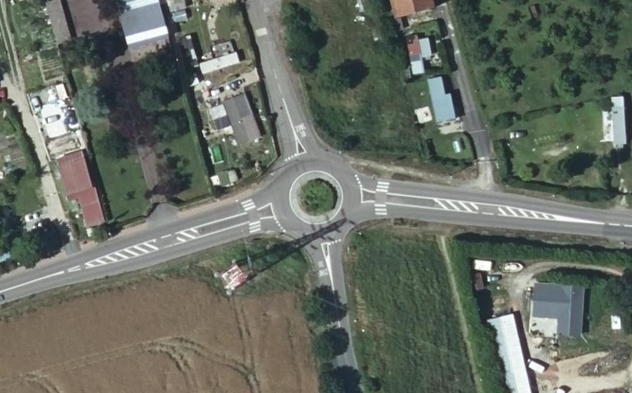 Vue aérienne du Rond-point anonyme n°227396053