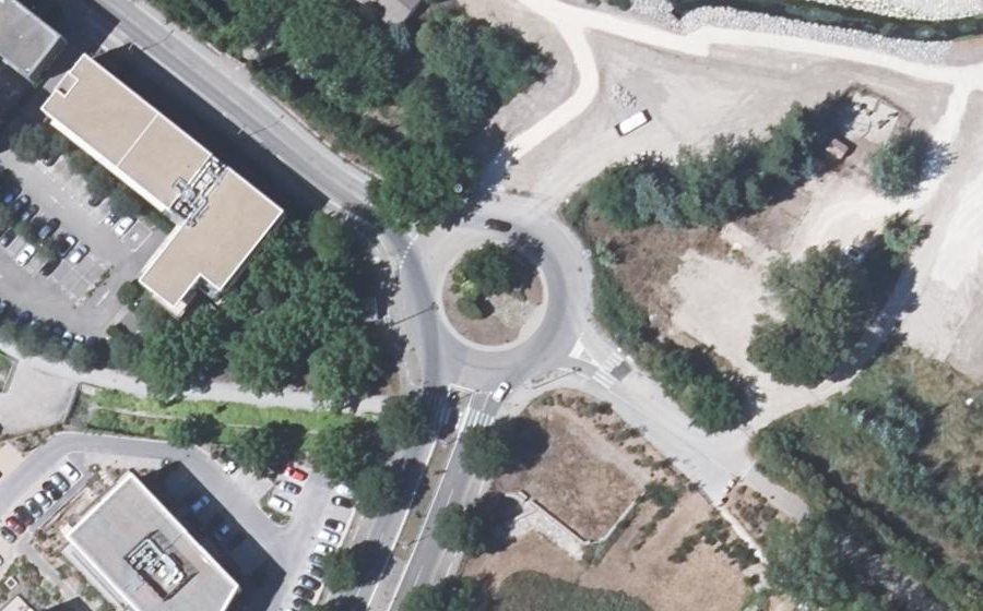 Vue aérienne du Rond-point anonyme n°227470152