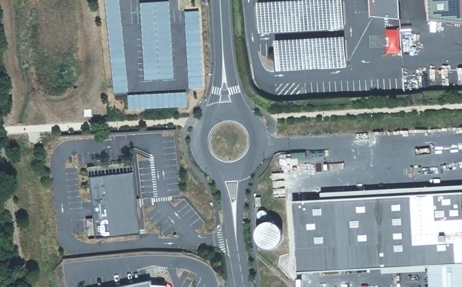 Vue aérienne du Rond-point anonyme n°227472853
