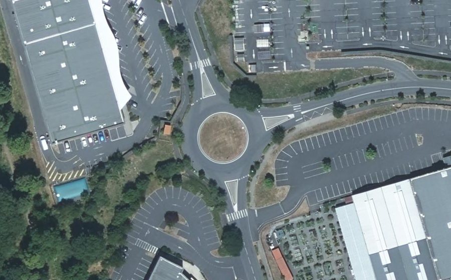 Vue aérienne du Rond-point anonyme n°227472854