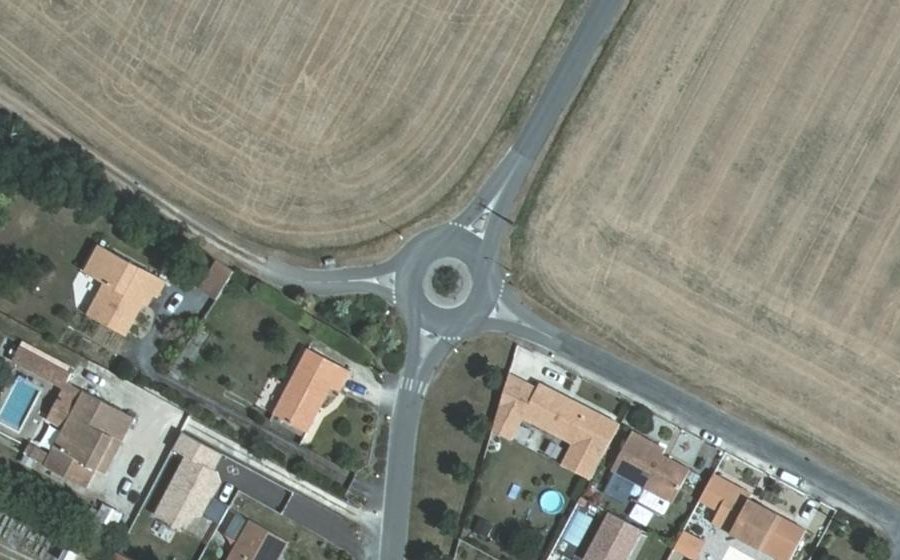 Vue aérienne du Rond-point anonyme n°227495439