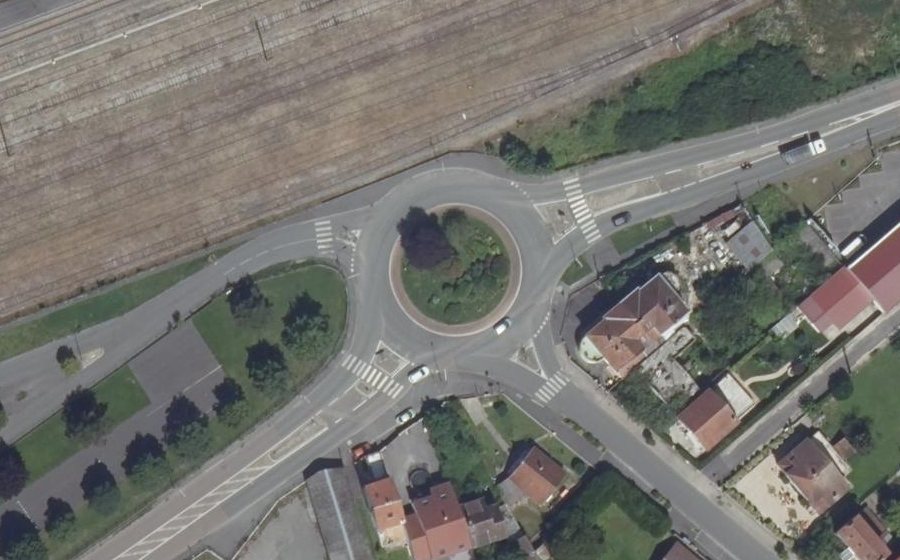 Vue aérienne du Rond-point anonyme n°22751926